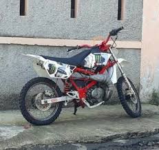 Dari bentuk aduhai, guratan tajam jadi cirinya. Ipunk Modifikasi Satria 2 Tak Menjadi Trail