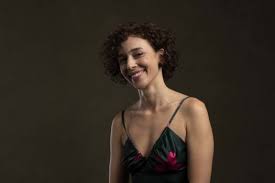 İtalyan lisesi ve milano güzel sanatlar akademisi heykel bölümü mezunudur. Elif Sonmez Kimdir