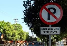 It's located at a major four road crossing point and the village is formed like a square along the roads. Perbedaan Rambu Dilarang Berhenti Dan Dilarang Parkir