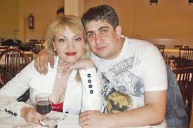 Jun 21, 2021 · melodia solistei a fost creată de o echipă de profesioniști, fiind acompaniată de orchestra lăutarii, condusă de maestrul nicolae botgros, aranjamentul orchestral făcut de corneliu botgros, inginer audio, viorel scutaru, videoclip făcut de marian pârjol, muzica a fost făcută de gabriela comăneci, versurile piesei, de gigi grădinariu, iar producător muzical a fost ijac music. DezvÄƒluiri Cine L A Prins Pe Botgros In Pat Cu Amanta Stiri Md Stiri Md