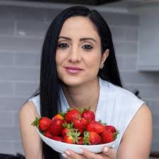 Greek salad with grilled chicken and vinaigrette