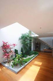 Model dan desain ruang tamu terbuka minimalis di atas memang dapat anda miliki dengan memasang sebuah pintu sekaligus jendela berukuran besar yang dapat digeser sehingga anda dapat membukanya dengan mudah. 20 Desain Taman Dalam Rumah Indoor Tren Asri