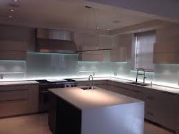 This massive backsplash ideas article is in two sections. Glass Kitchen Backsplash W Led Lighting Minimalistisch Kuche Montreal Von Vitrerie Des Experts Glass Experts