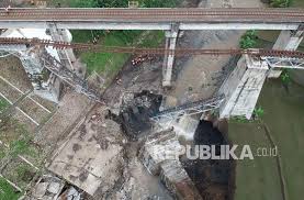 Kabar baiknya semua stasiun kereta api yang dimiliki kota solo tergolong sebagai stasiun yang aktif! Kemenhub Akan Bangun Jembatan Ka Di Brebes Yang Putus Republika Online