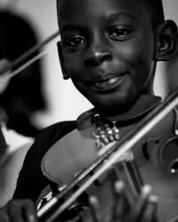 In 2009, 12-year-old Brazilian violinist Diego Frazão Torquato was  photographed with tears streaming down his face as he played the violin at  the funeral of his mentor, Evandro João da Silva. Da Silva, the coordinator  of AfroReggae’s social programs, had dedicated his life to using music and  culture to steer young people in low-income communities away from crime.  His tragic murder during a robbery in Rio de Janeiro deeply affected those  he had helped. As a member of the AfroReggae String Orchestra, Diego  performed a heartfelt tribute at the funeral, and the image of his grief  became a poignant symbol of loss and the healing power of music. Diego’s  life was marked by significant health challenges, including meningitis at  age four and later, leukemia. In March 2010, he underwent surgery for  appendicitis, which led to a severe generalized infection. Due to his  weakened immune system from leukemia, he was unable to continue  chemotherapy treatments. The young violinist passed away in 2010. RIP to  both of them 🕊️ 📸 Marcos Tristão
