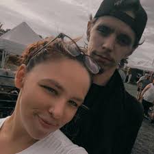 Can someone help me move a couch from 44 1/2 rd to my apartment by Big Boy?