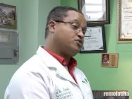 El falso médico que tiene 48 títulos (video)