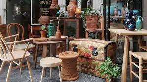 C'est généralement un endroit qu'elles ont construit par excavation, par construction de dômes, ou qu'elles ont aménagé. Le Corbu Le Renard Brocante La Fourmiliere Community Facebook