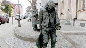 Ende 1831 wurde kasper hauser nach ansbach gebracht, nur zwei jahre später wurde er von einem unbekannten niedergestochen und erlag wenige tage später seiner schweren verletzung. Auf Kaspars Spuren Rundgang Durch Ansbach Und Nurnberg Kultur Franken Br De
