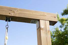 verbinding en bevestiging tussen bovenbalk en staanders van een modernplay schommel schommel houten hout