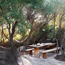 Vous Les Entendez Les Cigales Une Salle A Manger D Exterieur Au Cœur Du Maquis Corse Vincent Leroux Te Outdoor Gardens Dream Garden Outdoor Rooms