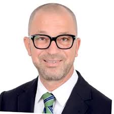 أنهت قبل قليل الطالبة نادين رامز فانوس (والدها صديقي العزيز رامز إبن مدينة  الرملة العريقة) تدريبها في العيادة لمدة أسبوعين. نادين أنهت الصف ال 11 في  King's Academy و من المتفوقين و