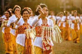 Budaya indonesia sangat berbeda dari budaya barat karena ada perbedaan dalam pengalaman, sistem keyakinan, hierarki, agama, pengertian tentang waktu, hubungan spasial, dan banyak lagi. Contoh Keragaman Budaya Di Indonesia Bahasa Daerah Rumah Adat Pakaian Kesenian Dan Upacara Adat Semua Halaman Bobo