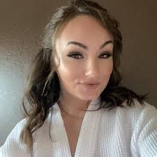 Alyssa Sneddon's Instagram, Twitter & Facebook