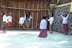 Permainan ujungan adalah permainan tradisional jenis ketangkasan bela diri yang di dalamny ada tiga jenis seni. Mengenal 39 Permainan Tradisional Yang Bisa Dimainkan Dengan Alat Atau Tanpa Alat Merdeka Com