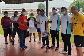 Sepak bola berasal dari dua kata yaitu 'sepak' dan 'bola'. Jahid Hadir Sesi Pemilihan Pasukan Bola Sepak Bawah 18 Tahun Jesselton Times