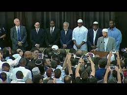 Mohamed ali est vénéré dans tout le monde islamique pour s'être converti à la foi musulmane en 1964 et avoir défendu les valeurs pacifiques et universelles de l'islam tout au long de sa vie. Une Priere Musulmane Pour Mohamed Ali Les Funerailles Du Mythique Champion Ont Commence Youtube