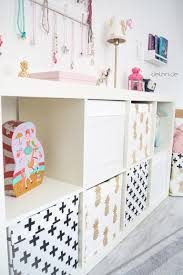 Diy Kisten Von Ikea Neuen Bezug Nahen Delari Kinder Zimmer Kinderzimmer Ideen Madchen Kinderzimmer