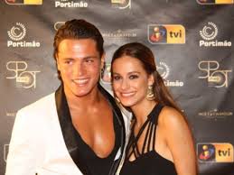 João mota.ator joão mota faz o nó de gravata em frente ao espelho; Mariana Monteiro E Joao Mota Fotografados Pela Primeira Vez Juntos Dioguinho Blog
