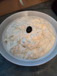 Rezept Fur Ein Zaziki Zutaten 2 Knoblauchzehen 400 G Schmand 250 G Quark 1 Tl Salz 1 Prise Zucker 1 El Olivenol 1 Gurke In Stuc Tzatziki Rezept Rezepte Zaziki