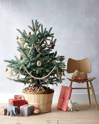 Jetez donc un petit coup d'oeil à ces 15 idées créatives et libérez votre créativité! Couvre Pied De Sapin De Noel En Plus De 30 Idees De Deco