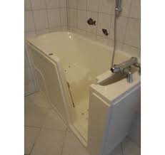 Eine sitzbadewanne bringt die selbstständigkeit zurück. Wunderwanne Sitzbadewanne Und Badewanne Mit Tur
