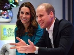 Bei einem besuch in cumbria am lake district zeigte sich die frau von prinz william jetzt aber in einer. Herzogin Kate Prinz William In Jeans Mit Aufgeknopftem Hemd Stars Vol At