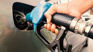 Bu gece yarısından itibaren geçerli olmak üzere benzinin litre fiyatına 11, motorinin litre fiyatına ise 10 kuruş zam yapıldı. Benzine Bazi Firmalardan 10 Kurus Zam Ekonomi Haberleri