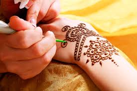 Anfangs ist das nicht einfach. Leichte Zeichnungen Mit Einem Stift Am Korper Wie Mache Ich Ein Temporares Tattoo Zu Hause