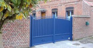 Un Portail En Aluminium Facon Grille En Fer Forge Couleur Bleu Roi Concu Par Art Portails Et Fabrique En France Art Et Portail Portail Art Portail