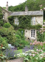 Mousse Lichens Pollution Vegetation Sont Autant D Elements Qui Perturbent L Etancheite De La Toit French Country Garden Dream Garden English Country Gardens
