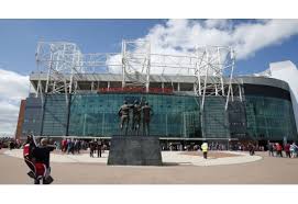 A huge crowd assembled outside old trafford hours before the match and smoke flares were set off. Manchester United Stadion Old Trafford Transfermarkt