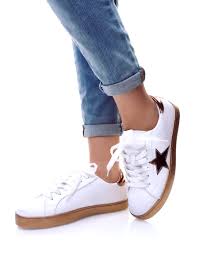 Elle taille normalement prendre ça pointure habituelle disponible du 36 au 41. Basket Avec Etoile A Lacets Or