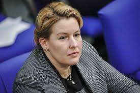Der ehemann von bundesfamilienministerin franziska giffey (spd), karsten giffey, hat seinen job als beamter in berlin verloren. Solidarisch Wie Pattex