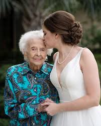 We do not own, produce, host or sell the content displayed on site. Besuch Im Hochzeitskleid Braut Erfullt Oma Letzten Wunsch Brigitte De