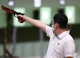 Of course, that was it. many are aware that kim jong kook and ji suk jin have become as close as a family as they spent more than ten years filming 'running man' together. Olympics Veteran Shooter Jin Jong Oh Eliminated In 10m Air Pistol Yonhap News Agency