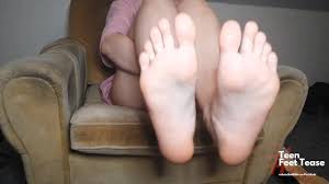 I ASK MY STEPCOUSIN TO WORSHIP AND FILMING HER FEET FOR ME