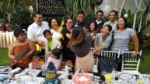 Apalagi dalam pemerintahan presiden jokowi. Luhut Binsar Pandjaitan Foto Bersama Istri Anak Menantu Dan Cucu Saya Facebook