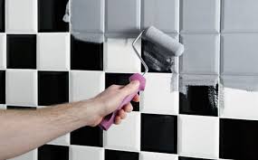 Pour protéger les surfaces, le panneau va être posé directement sur le mur ou sur un carrelage existant. Comment Renover Une Salle De Bain Sans Changer Le Carrelage