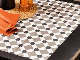 Diese tischplatte besteht aus schwarzen und weißen fliesen, die ein mosaik aus geometrischen formen bilden. Holztisch Fliesen Ratgeber Bauhaus
