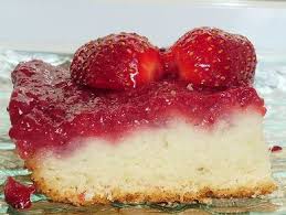 Pour Faire Different Du Pouding Chomeur Traditionnel Voici Une Excellente Recette Si Vous Avez Des Fraises Au Congelateur Je Vo Desserts Food Fruit Desserts