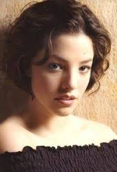 A sideswept bang that's long enough to skim your eyebrows. Olivia Thirlby 86 Olivia Thirlby Beauty Olivia