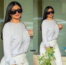 Kylie Along With Corey Was Seen Entering Calabasas In A Restaurant Called Blue Table In 2020 Casual Kylie Jenner Style Kylie Jenner Outfits