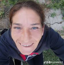 L'amore arriva quando meno te lo aspetti… sì, ma magari potrebbe essere un  po' più puntuale! #vignetta #satira #ironia #amore #animaGemella #umorismo  #bastardidentro