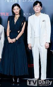 全智賢的禮服來自她所代言的alexander mcqueen 2021早秋系列。（截自netflixkr ig） 全智賢在發佈會上表示自己原本就是編劇金銀姬的粉絲，不只完全不考慮就決定接拍這部作品，更語出驚人地表示「就算是演喪屍也沒關係」。 4po8melvhdkynm