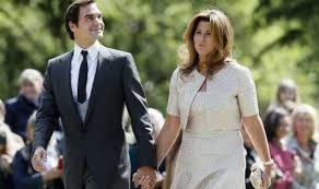 Roger federer is married to mirka vavrinec, who is a former wta player herself. Grl Nerjnxkznm