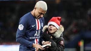 Though due to his parents, he has cameroonian and algerian ancestry, which made him eligible to play from any of. Wahrend Des Spiels Psg Star Kylian Mbappe Gibt Kinder Flitzer Ein Autogramm Sportbuzzer De