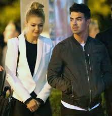 Tras romper con cody simpson parece que gigi hadid encontró un gran apoyo en su amigo joe jonas que terminó convirtiéndose en su nueva pareja. Blog De La Tele Joe Jonas Y Gigi Hadid Comparten Mas Tiempo Juntos En Canada