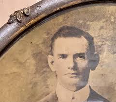 Frankie Jarrell's Instagram, Twitter & Facebook