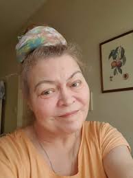 Hi my dull friends, I would like to introduce myself, Andrea, age 60 , shoe  size 6 (EU) from western Germany, the Cologne/Bonn area. Adore bananas when  they are still half green.